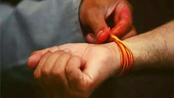 પૈસા માટે આ કલાવા ઉપાય કરો   