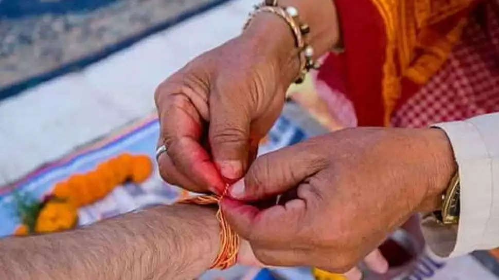 પૈસા માટે આ કલાવા ઉપાય કરો   