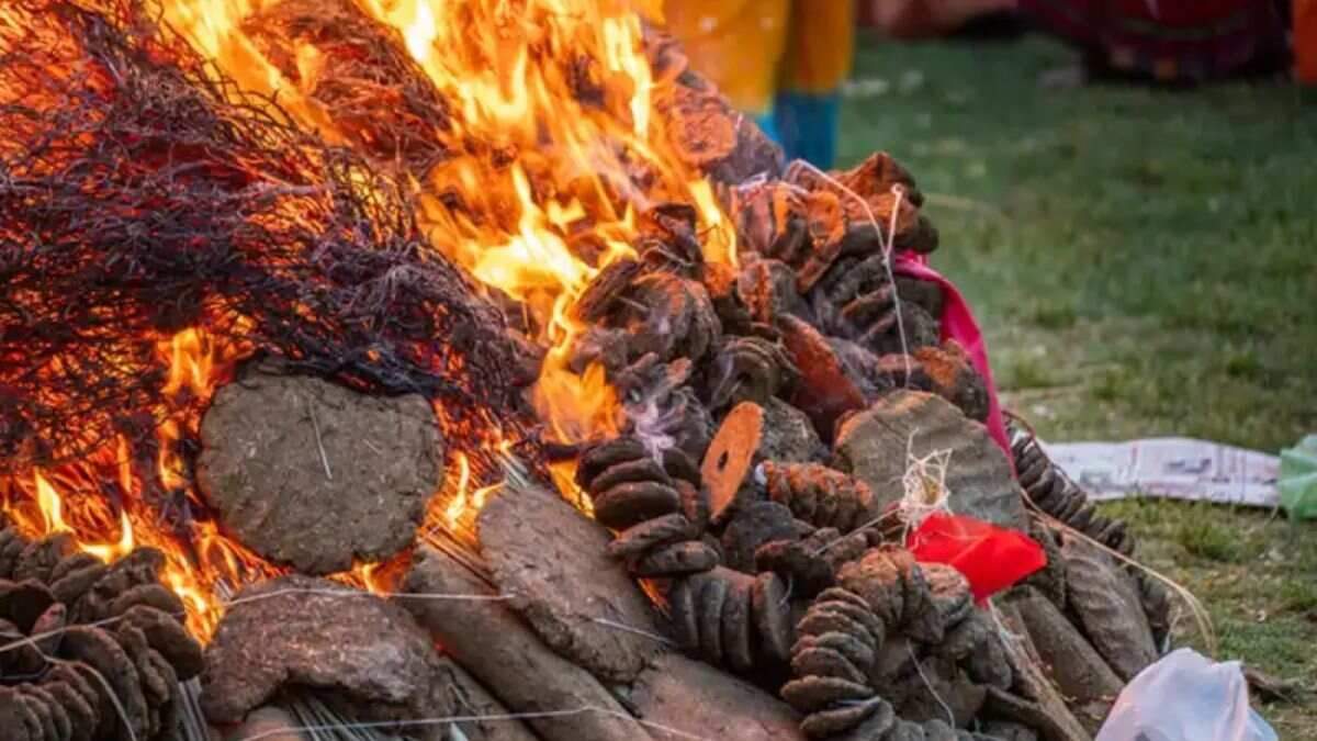 હોલીકા દહન 2025 હોલીકા દહાન નાઇટ પર આ ઉપાયો કરો