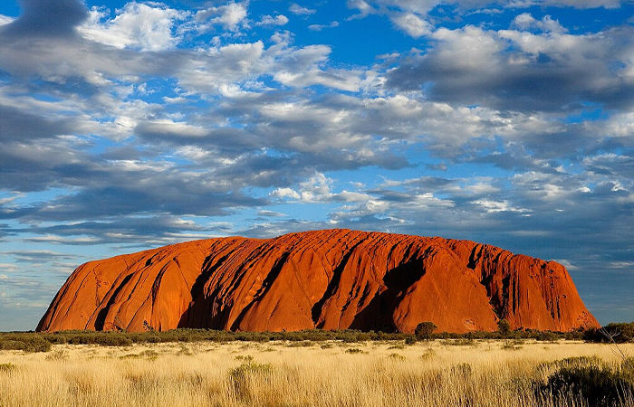 Australia સ્ટ્રેલિયામાં એક અનોખો પર્વત જે સવાર, સાંજ અને હવામાન અનુસાર રંગ બદલાય છે, જે 150 વર્ષ પહેલાં મળી આવ્યું હતું.