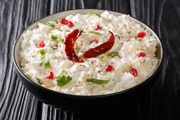 દક્ષિણ ભારતનો દહીં ચોખા એક વાટકીમાં દહીં અને મસાલા સાથે મિશ્રિત ક્રીમી ચોખા છે. દક્ષિણ ભારતનો આડી દહીં ચોખા, દહીં અને મસાલા સાથે મિશ્રિત ક્રીમી ચોખા છે જે ટેબલ પર એક બાઉલમાં મૂકવામાં આવે છે. આડી દહીં ચોખાના સ્ટોક ચિત્રો, રોયલ્ટી મફત ફોટા અને છબીઓ