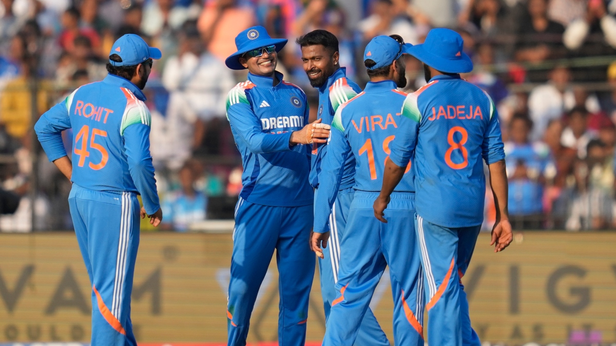 લંડનમાં સ્થાયી થનારા ખેલાડીઓ માટે તક, ગિલ કેપ્ટન, આ 15 ભારતીય ખેલાડીઓ ODI સિરીઝ રમવા માટે ઈંગ્લેન્ડ રવાના થશે 35 ભારતે કટકમાં જીત મેળવ્યા બાદ વનડે શ્રેણીમાં ઈંગ્લેન્ડ સામે 40 વર્ષનો અજેય ઘરનો રેકોર્ડ જાળવી રાખ્યો છે. ક્રિકેટ સમાચાર – ઈન્ડિયા ટીવી