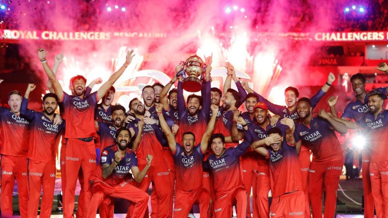IPL 2026 ના રિટેન કરાયેલા ખેલાડીઓની યાદી જાહેર, 10 ટીમોએ કુલ 150 થી વધુ ખેલાડીઓને જાળવી રાખ્યા 16 IPL 2026 ના રિટેન કરાયેલા ખેલાડીઓની યાદી જાહેર, 10 ટીમોએ કુલ 150 થી વધુ ખેલાડીઓને જાળવી રાખ્યા