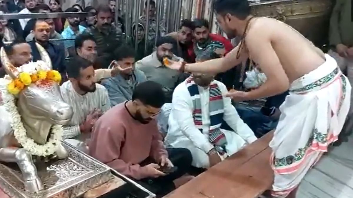 લોકો વિરાટ કોહલીને બોલાવે છે "મૂર્ખ" (પાગલ) ફોન પર