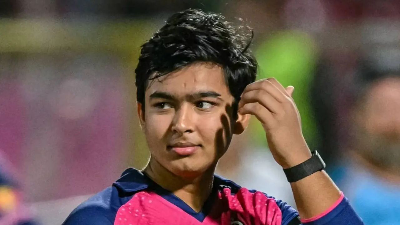 પ્રશંસકો વચ્ચે ફસાયેલા વૈભવ સૂર્યવંશી, રડવા લાગ્યા, કહ્યું 'મને ઘરે જવા દો...' 28 ફેન્સ વચ્ચે ફસાયેલા વૈભવ સૂર્યવંશી, રડવા લાગ્યા, કહ્યું મને ઘરે જવા દો...