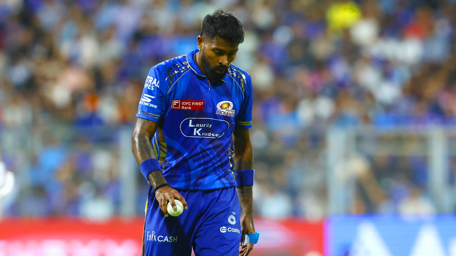 હાર્દિક પંડ્યા vs આન્દ્રે રસેલ: કોણ છે IPL ઈતિહાસનો સર્વશ્રેષ્ઠ ઓલરાઉન્ડર, જાણો આંકડા 6ની સરખામણીમાં કોનો હાથ ઉપર છે MI vs GT મેચ દરમિયાન હાર્દિક પંડ્યા IPLમાં સંયુક્ત સૌથી લાંબી ઓવર ફેંકે છે
