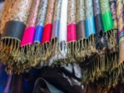 જો તમે શિયાળામાં સ્ટાઇલિશ દેખાવા માંગતા હોવ તો આ ગરમ શાલને તમારા કપડામાં સામેલ કરો.