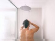 બ્લડ સર્ક્યુલેશન ઝડપી બનશે, વાળ સિલ્કી અને કોમળ બનશે… શિયાળામાં ઠંડા પાણીથી નહાવાના ઘણા ફાયદા છે.