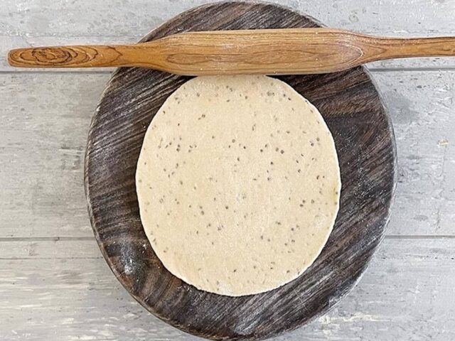 623090-ajwain-roti.jpg