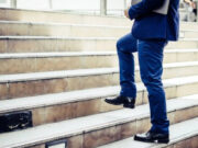 સીડી ચડવામાં તકલીફ થાય છે અને શ્વાસ લેવામાં તકલીફ થાય છે.