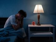 સારી sleep ંઘ માટે સૂતી વખતે કઈ વસ્તુઓ દૂર રાખવી