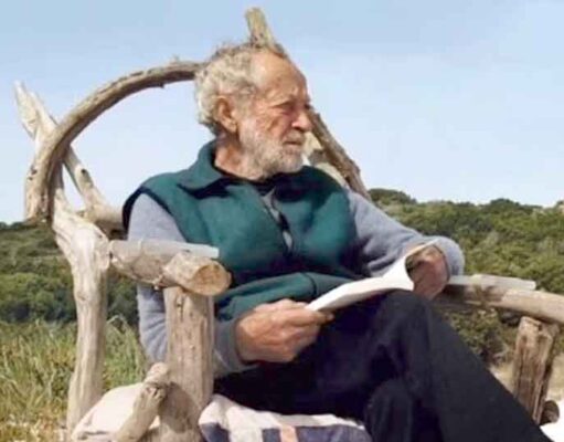 ટાપુ પર 30 વર્ષ સુધી એકલો રહેતો એક માણસ વસ્તીમાં મૃત્યુ પામ્યો