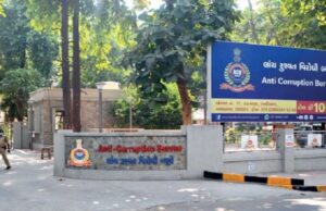 નવસારીમાં રૂપિયા એક લાખની લાંચ લેતા પોલીસ કોન્સ્ટેબલ પકડાયો