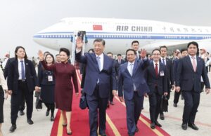 XI ચિનફિંગ વિયેટનામની રાજ્ય મુલાકાત માટે હનોઈ પહોંચે છે