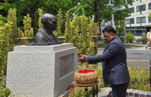 બધા -ભાગના પ્રતિનિધિ મંડળે ટોક્યોમાં મહાત્મા ગાંધીની પ્રતિમા પર માળા મૂકી