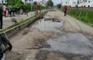 કરજણમાં મિયાગામ ચોકડી સુધી બનાવેલા આરસીસી રોડમાં ઠેર ઠેર ખાડાં પડ્યા