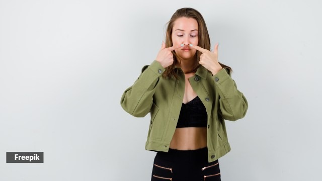 expressive-young-girl-posing-stu_601561149.jpg