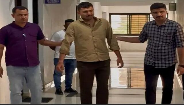 Fack-police-caught-Rajkot.jpg