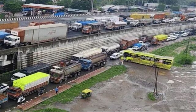 Baroda-highway-traffic-jaam.jpg