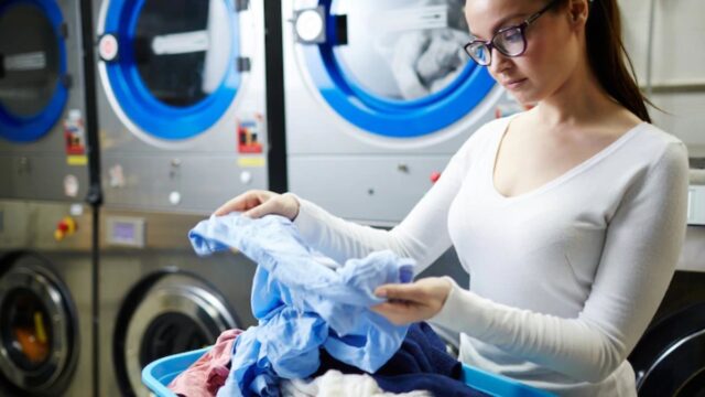 how-to-dry-clean-with-hands_478965665.jpg