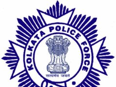 કોલકાતા પોલીસ ઇન્સ્પેક્ટર પ્રોસેનજીતને સલામ કરે છે, જેમણે પોતાનો જીવ જોખમમાં મૂકીને આગ ઓલવી હતી.