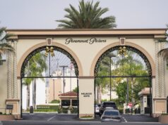 પેરામાઉન્ટ વોર્નર બ્રધર્સ ડિસ્કવરી ખરીદવા સંમત છે, બ્રેકઅપ માટે નેટફ્લિક્સને $2.8 બિલિયન ચૂકવે છે