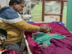 જમીન નીચે દટાઈ ગયેલા કોચિંગ વિદ્યાર્થીની માતાનો પગ કપાઈ ગયો. પતિએ કહ્યું: અકસ્માતે દીકરો છીનવી લીધો, પૈસા પૂરા થઈ ગયા, દીકરી ભણવાનું છોડીને માતા સાથે જોડાઈ.