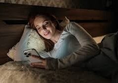 હાર્ટ હેલ્થ એલર્ટઃ મોડી રાત્રે ફોનનો ઉપયોગ કરવો પડી શકે છે મોંઘો, જાણો કેવી રીતે આ આદત તમારા હૃદયને કમજોર બનાવી રહી છે.