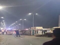 અડાલજ નજીક હાઈવે પર પશુ ભરેલો ટેમ્પો પલટી જતા 6 પશુના મોત, 21ને બચાવી લેવાયા