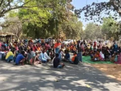 કોરબામાં તળપાલી કોલસા બ્લોકની હરાજી સામે ગ્રામજનો રોષે ભરાયા, રોડ બ્લોક કરી વાહનવ્યવહાર ખોરવ્યો.