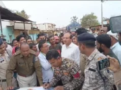 દેશી દારૂ સાથે ઝડપાયેલા આરોપીએ ફાંસી લગાવી, પરિવારજનોએ પોલીસ પર અત્યાચારનો આરોપ લગાવ્યો, વિરોધ