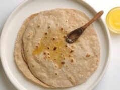 રોટલી પર ઘી લગાવવું સ્વાસ્થ્ય માટે વરદાન કે બોજ? પેટના ડૉક્ટર પાસેથી તેની પાછળનું વિજ્ઞાન અને યોગ્ય પદ્ધતિ જાણો.