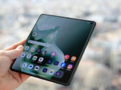 MWC 2026 પર Motorola Razr ફોલ્ડ હેન્ડ-ઓન: ગ્લોસી સ્ક્રીન, અંદર અને બહાર