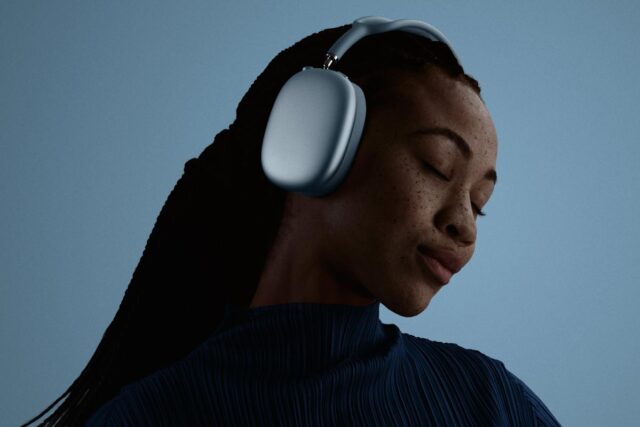 apple-airpods-max-2-lifestyle_7824.jpg