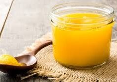 ઘીથી ગ્લોઃ દેશી ઘી લાવશે ચહેરા પર સોના જેવી ચમક, બસ આ રીતે ઉપયોગ કરો, પાર્લરમાં જવાનું ભૂલી જશો.